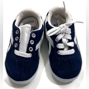 NWT GAP Kids Sneakers in Navy and White, size 3